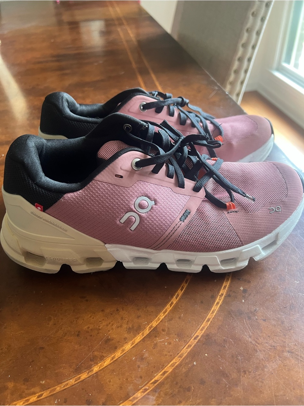 On Cloud stable Rose/Black Running Shoes new without box